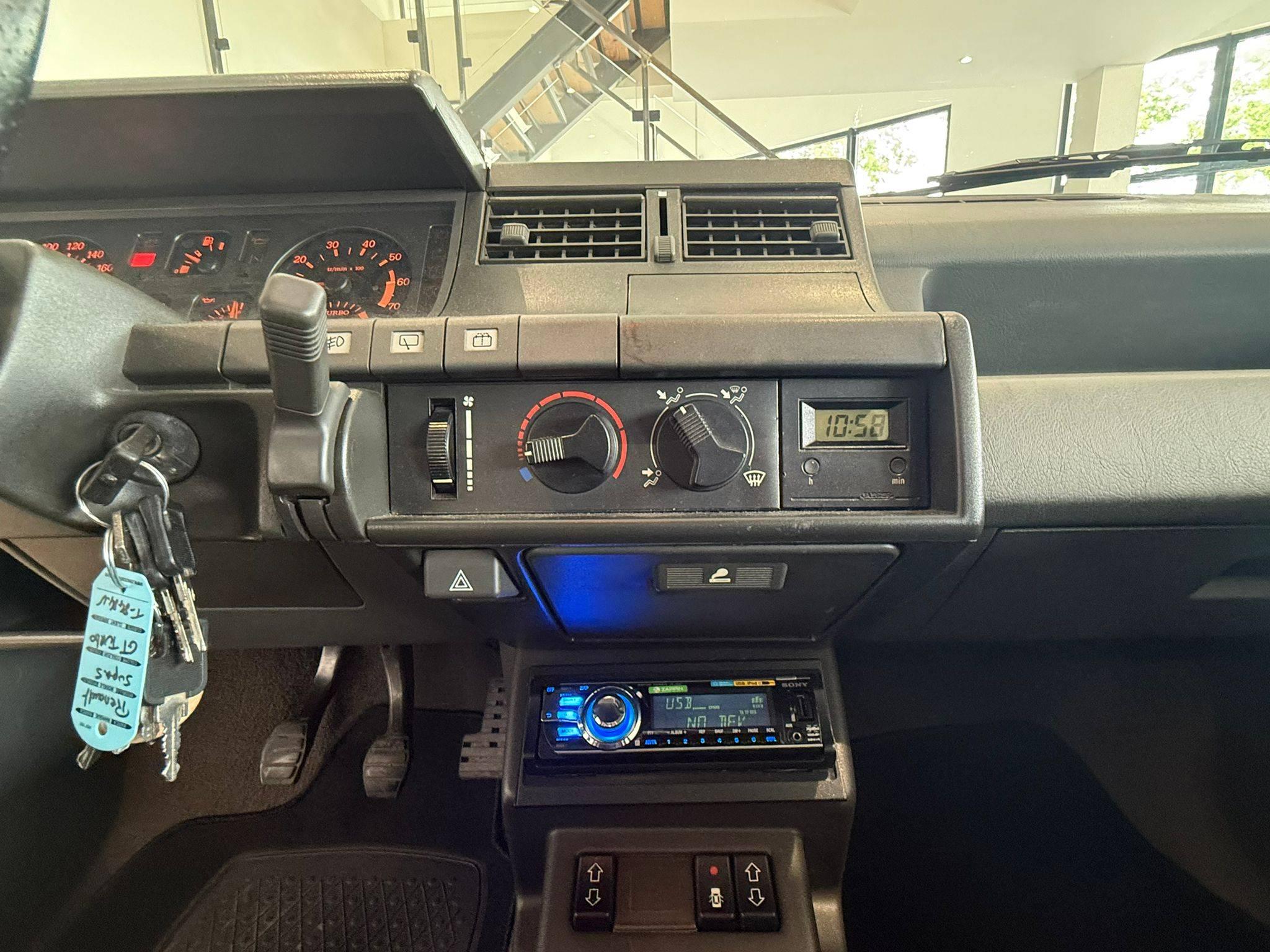 RENAULT RENAULT R5